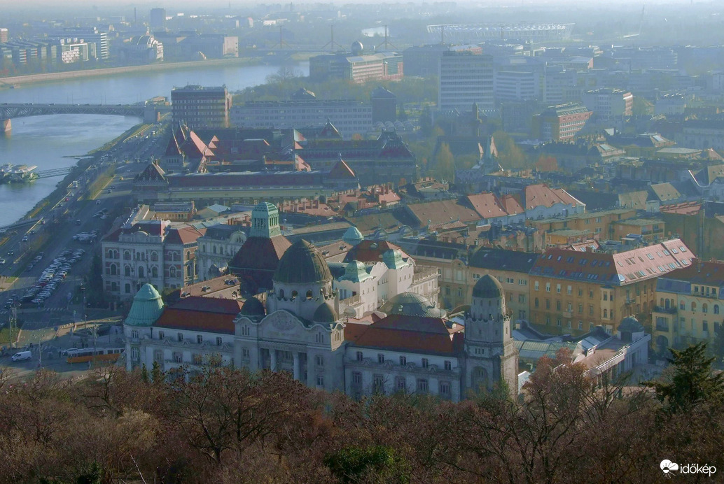 A Gellért-fürdő és környéke párás ellenfényben 