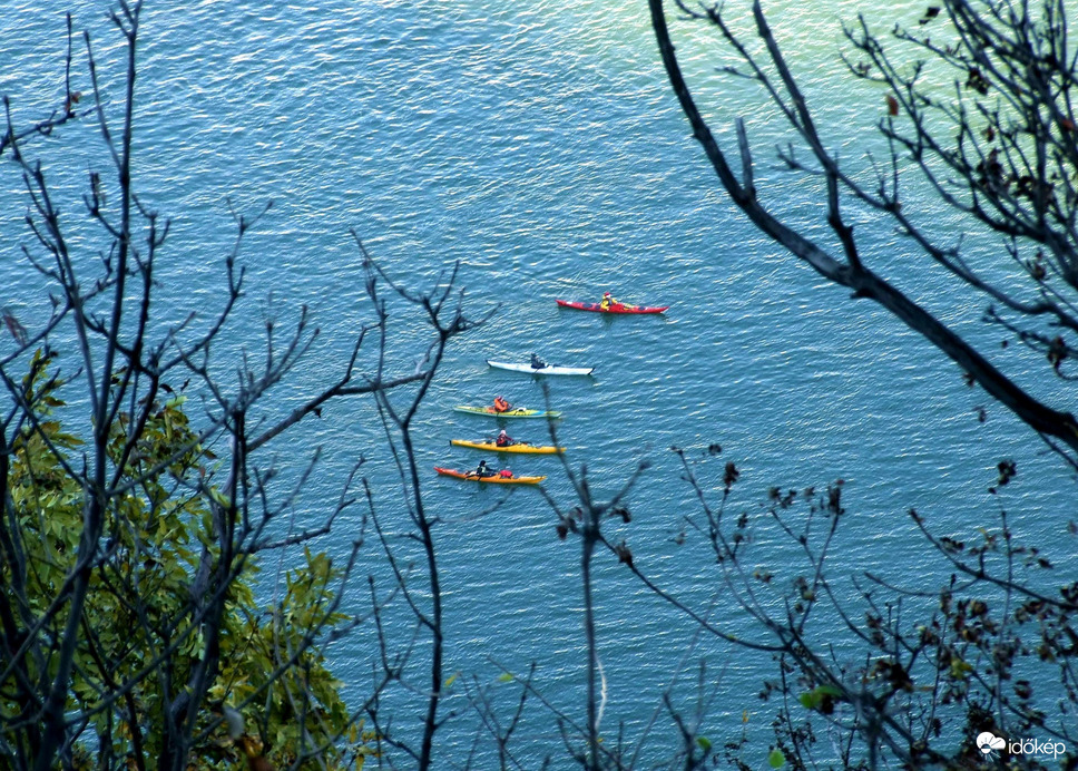 Rajthoz álltak - kajakosok a Dunán :) 