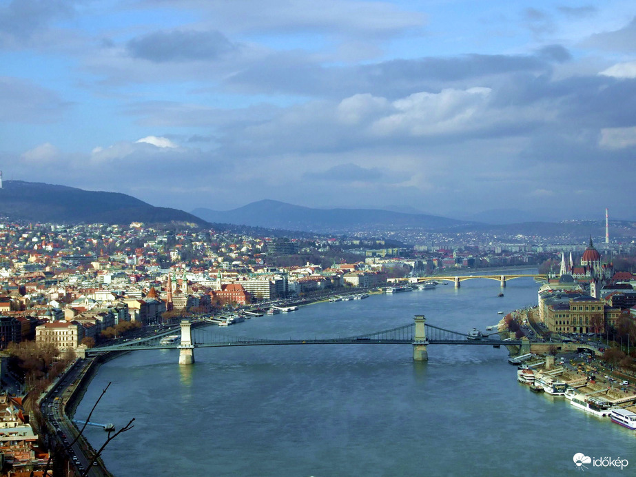 Megint gyűlnek a fellegek 