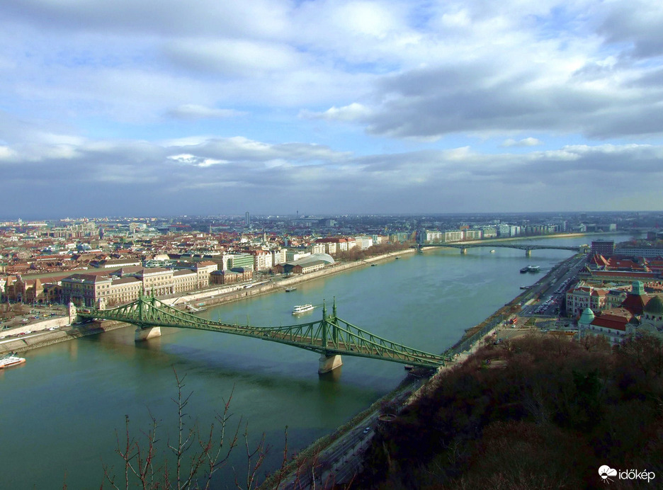 Felhők a város fölött 