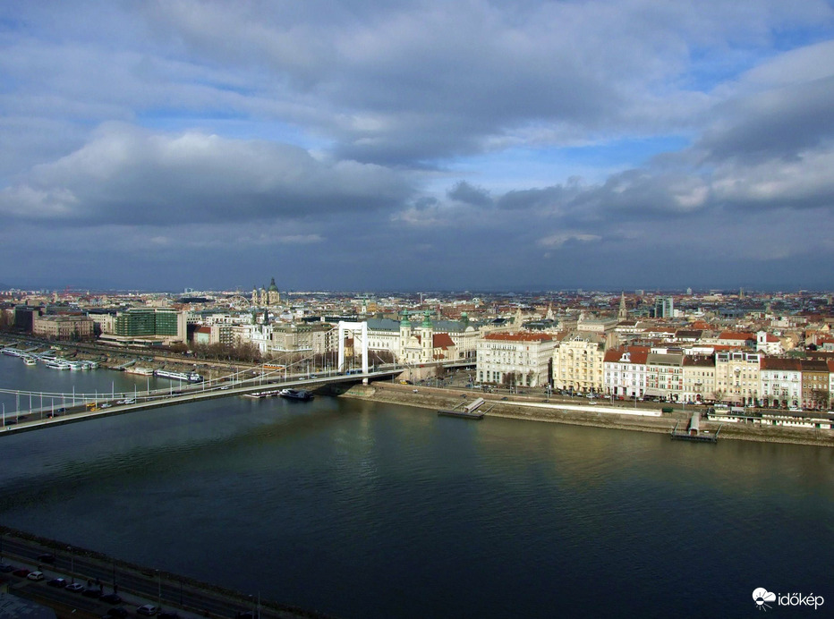 Felhők a város felett 