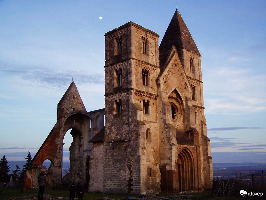 A Zsámbéki templomrom januárban