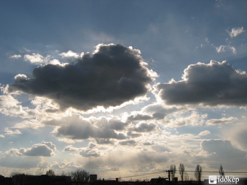 Komor felhő.