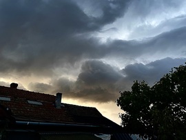 Valami közeledik…