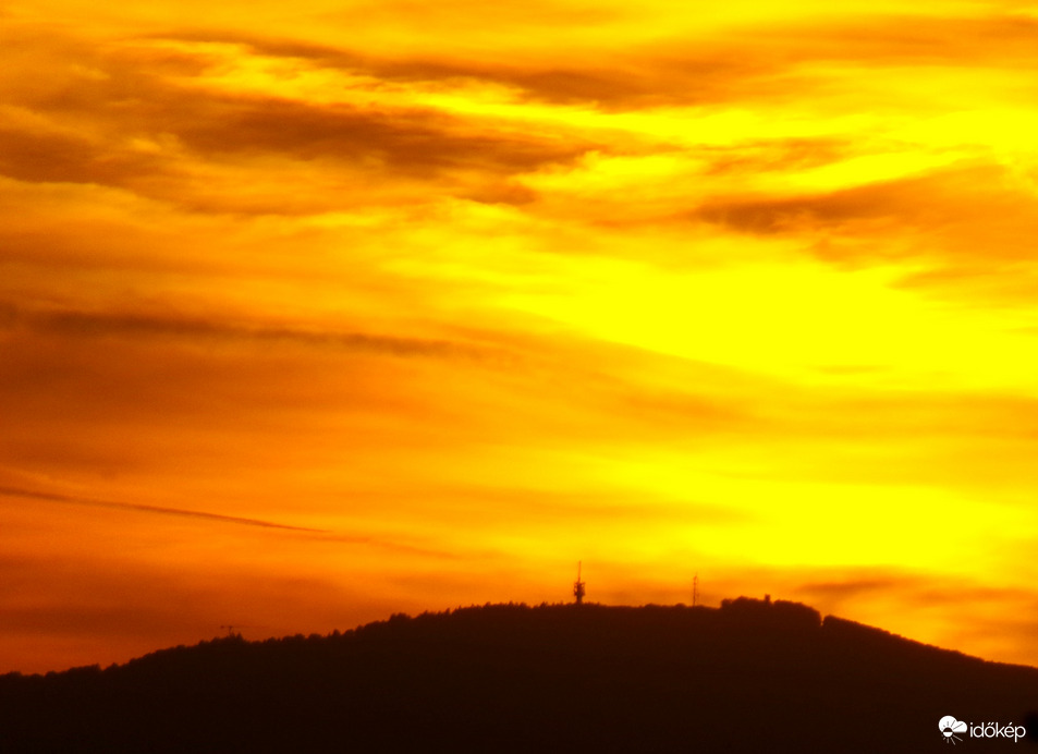 Napnyugta a Kis-Egedről, háttérben Galyatető