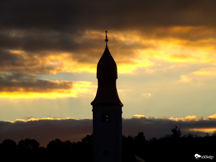 Napnyugta a templom torony mögött felhőkkel