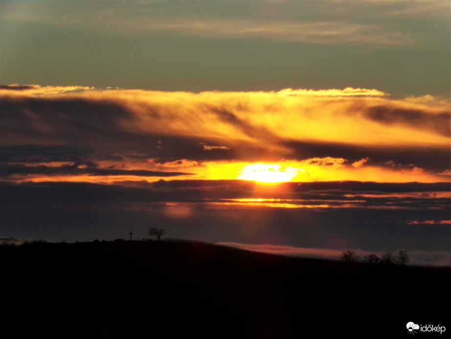 A felhők mögül bújt elő
