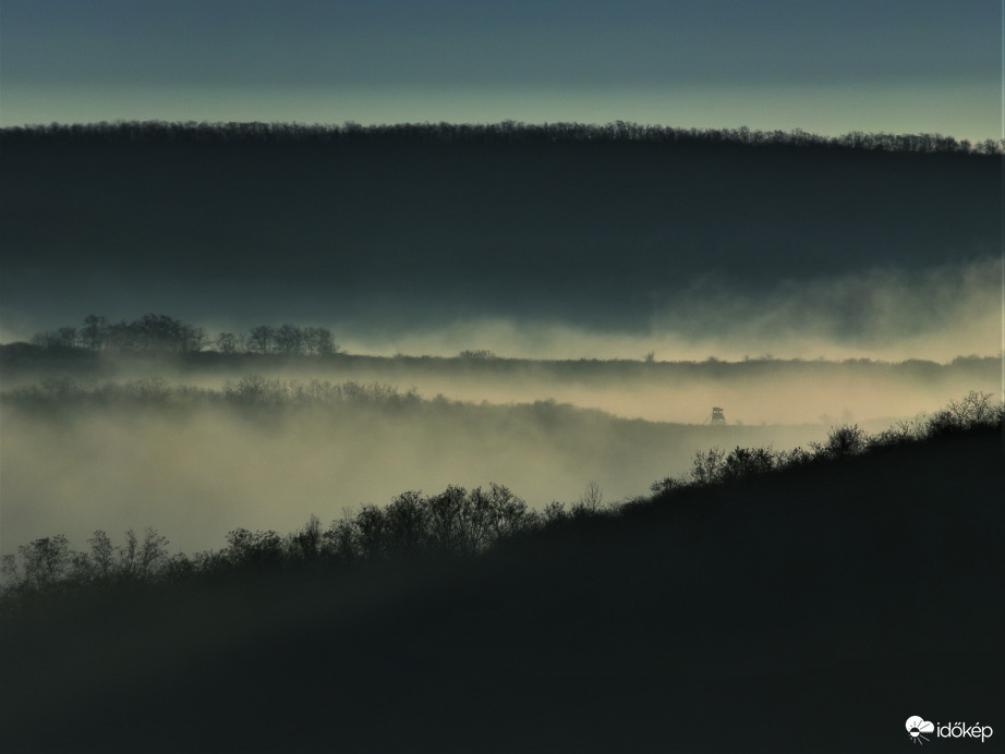 Reggeli pára a völgyekben
