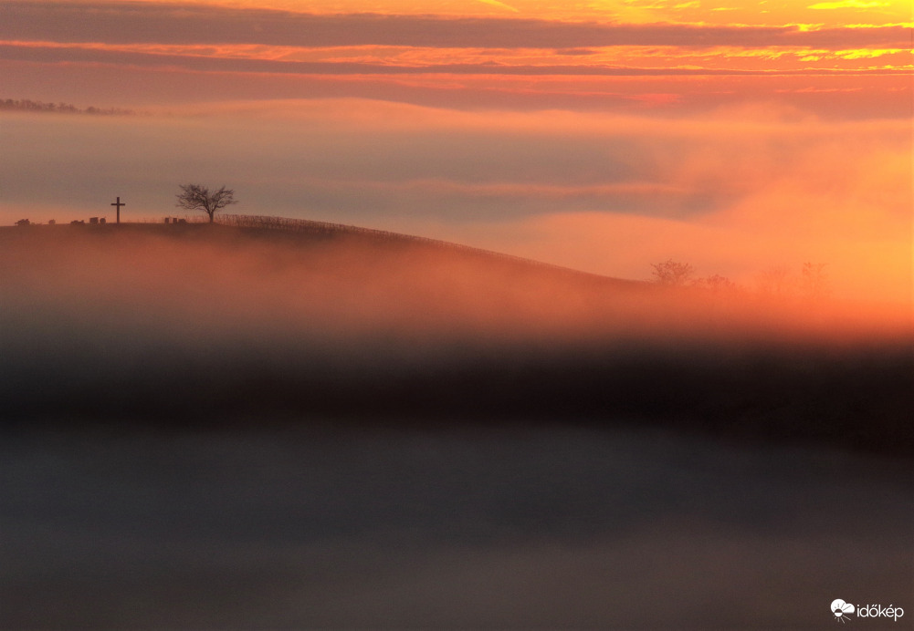 Kiemelkedett a ködtengerből