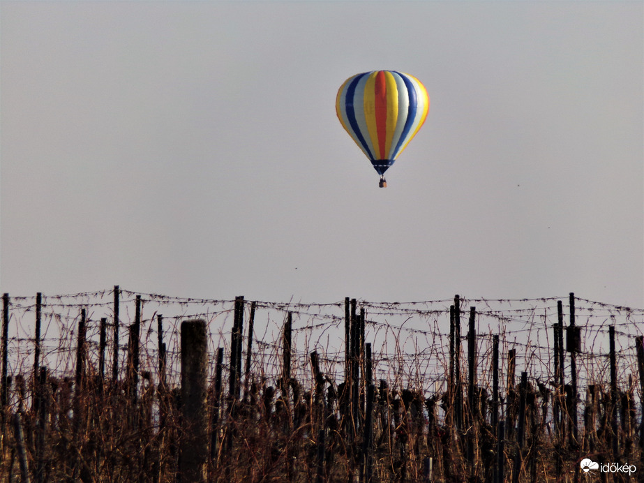Egy léghajó tűnt fel az égen