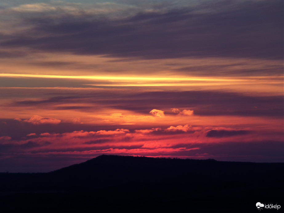 Napunk így köszöntött ünnepünk reggelén