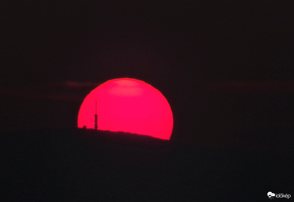 Kékestetői Tv-torony és a lemenő Nap