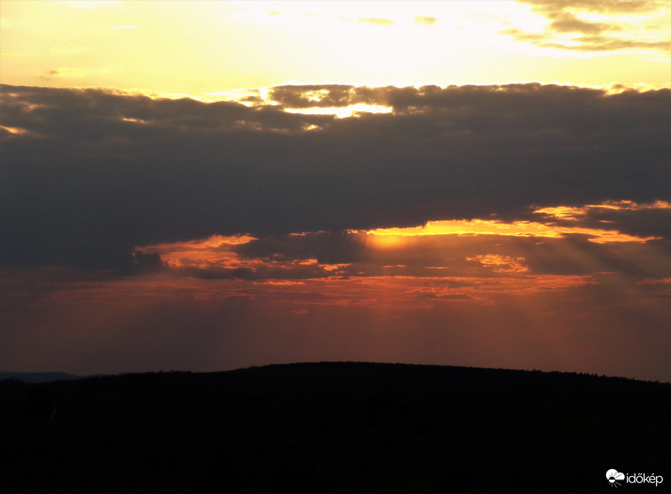 Fény és sötét között