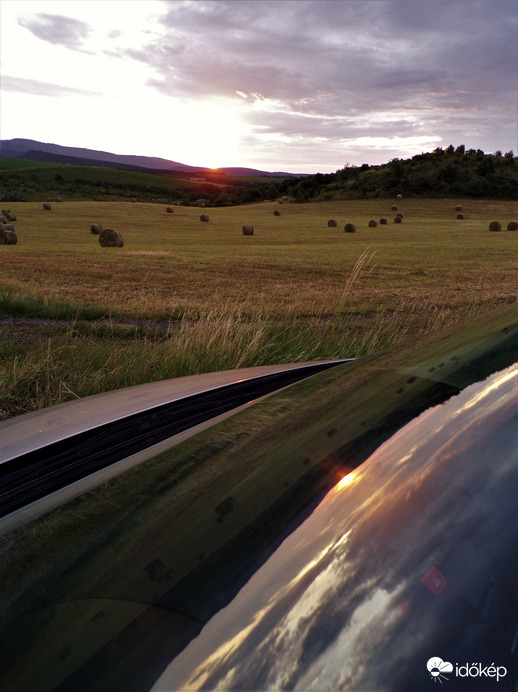 Szélvédőn tükröződő npkelte