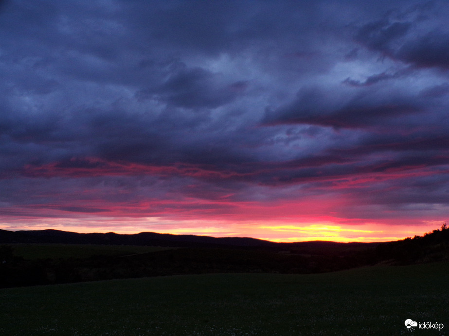 Színes égbolt napkelte előtt