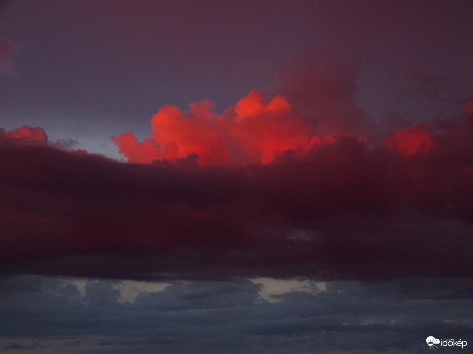 Zivatar közelít napkelte idején