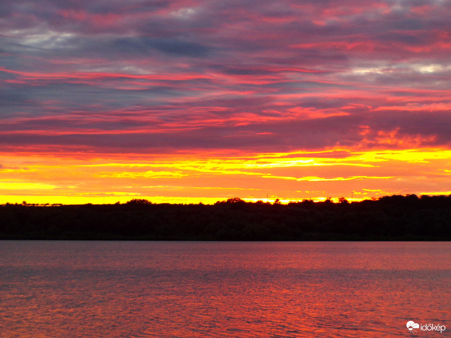 Színpompás tóparti napnyugta 2.