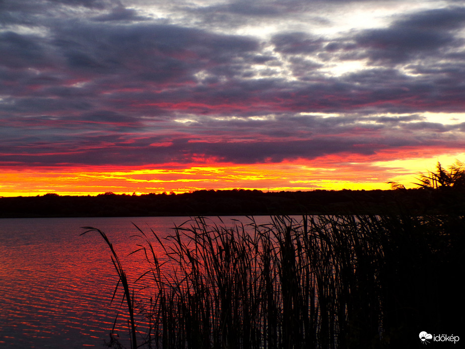 Színpompás tóparti napnyugta 1.
