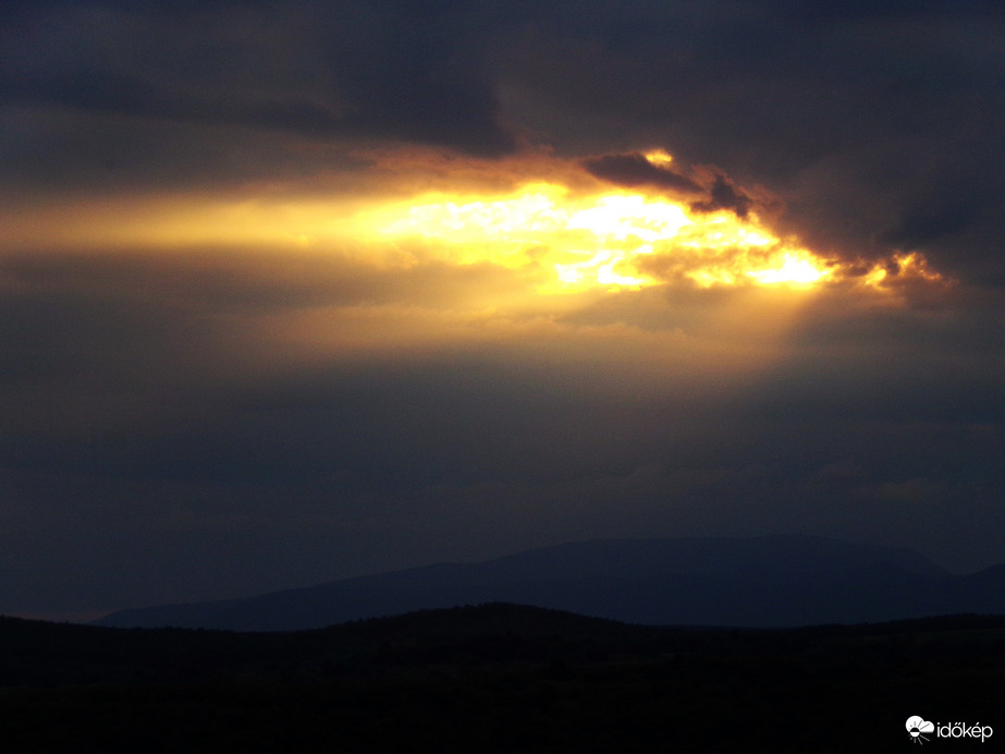 Ablak az égen a Mátra felett