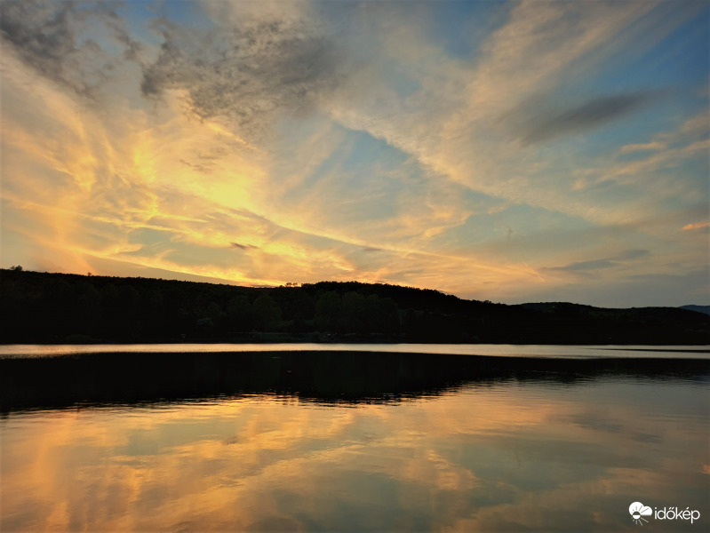 Tó alkonyatkor