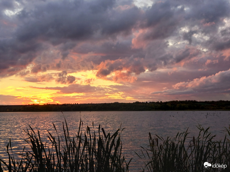 Tópart, napnyugta, felhők