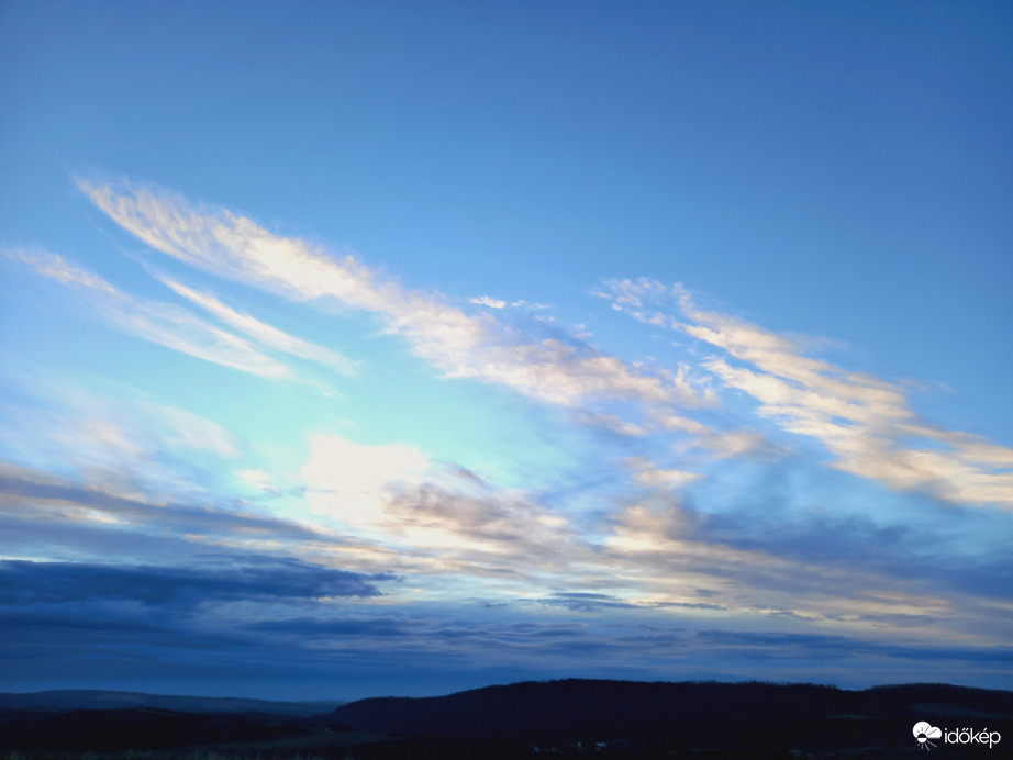 Kelet felé a reggeli ég