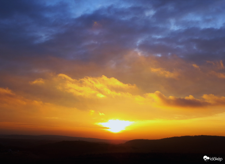 Kék és narancssárga színekbe öltözött