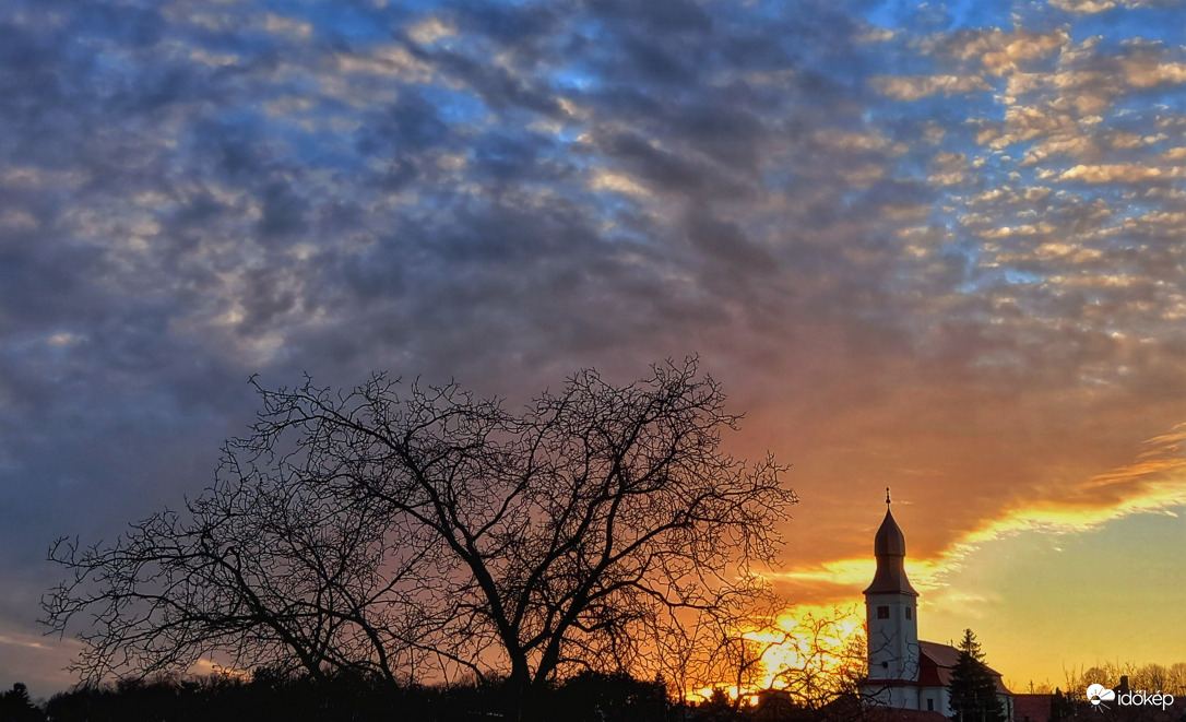 Késő délutáni égbolt