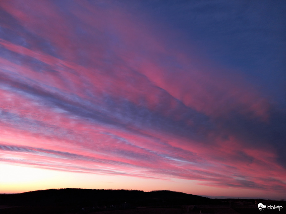 Színes hajnali fodrozódás