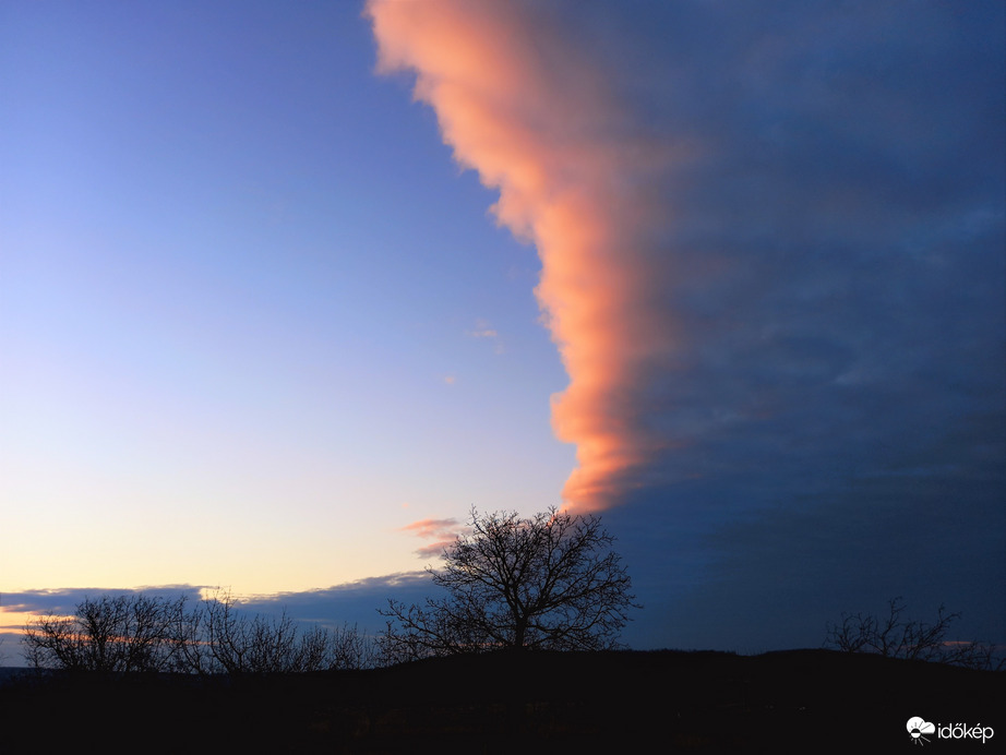 Ma reggel volt felettünk egy váratlan felhősáv, ami megmentett az erőseb fagytól