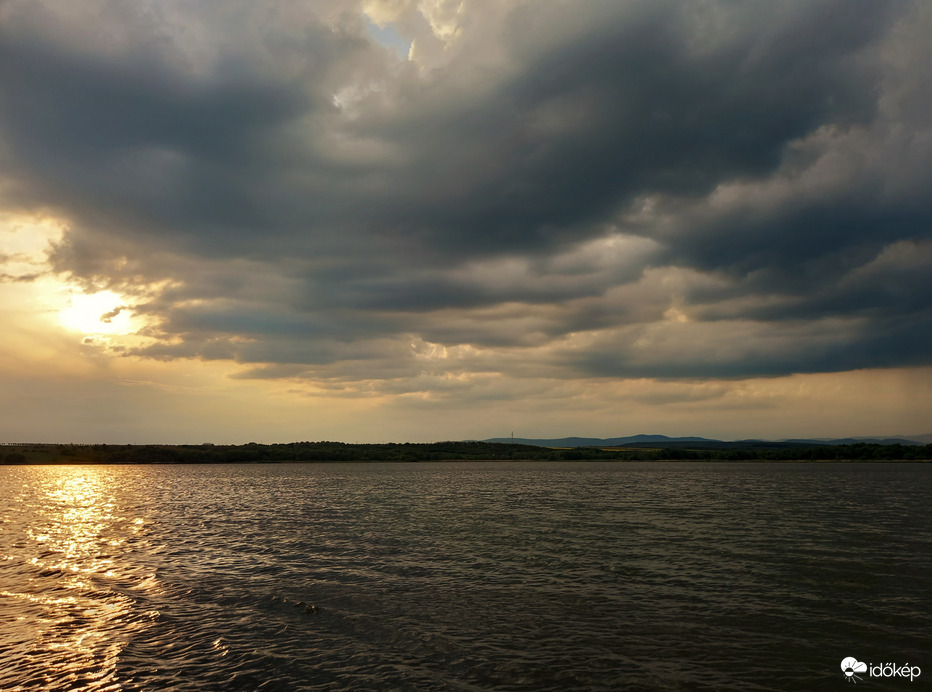 Nap, a felhők és a tó :)