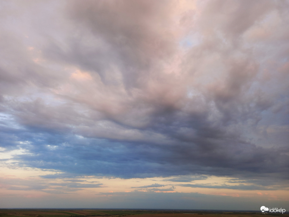 Felhők naplemente előtt