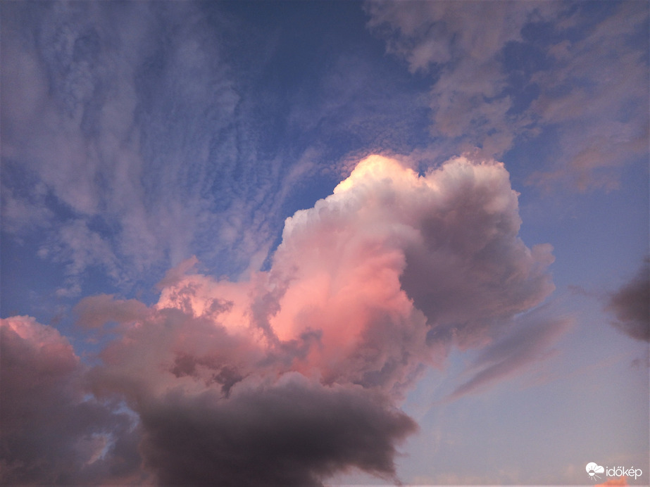 Sajnos nálunk az utóbbi napokban csak pár csepp eső esett, körülöttünk villámlott tornyosodtak, mint ma is háthal lesz egy kis eső