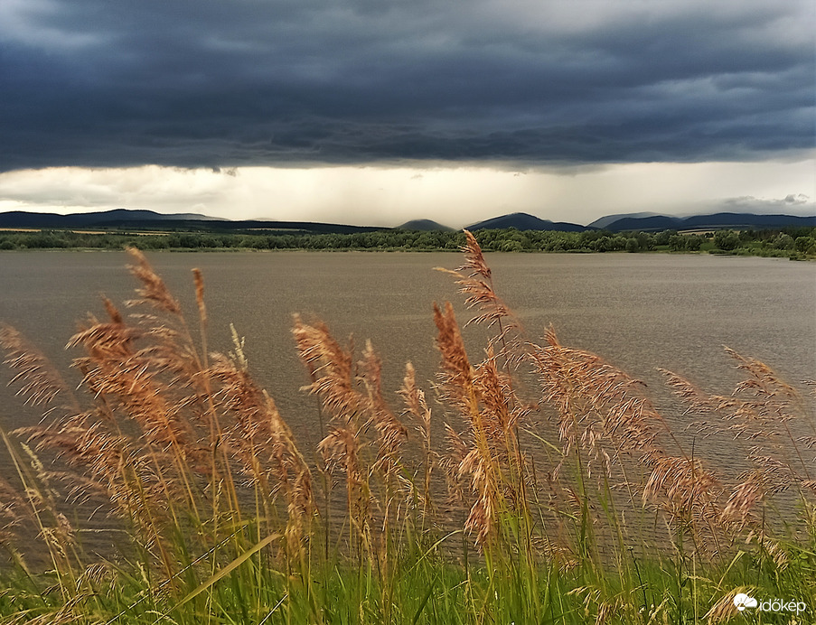 Távolban dörgés hallatszik!