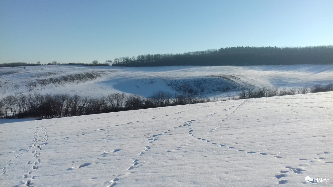 Fagyos hóval borított domboldal