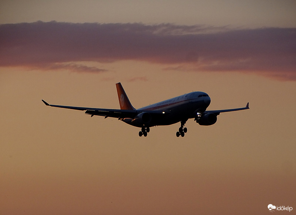 Naplementében érkező 