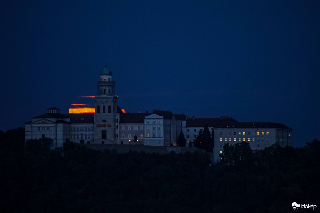 októberi telihold lenne... ez a téma soha nem akar sikerülni, mindig felhős mögötte