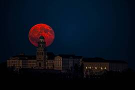 Pannonhalmi Főapátság 4,2 km messziről, mögötte az ébredő 98%-os Hold