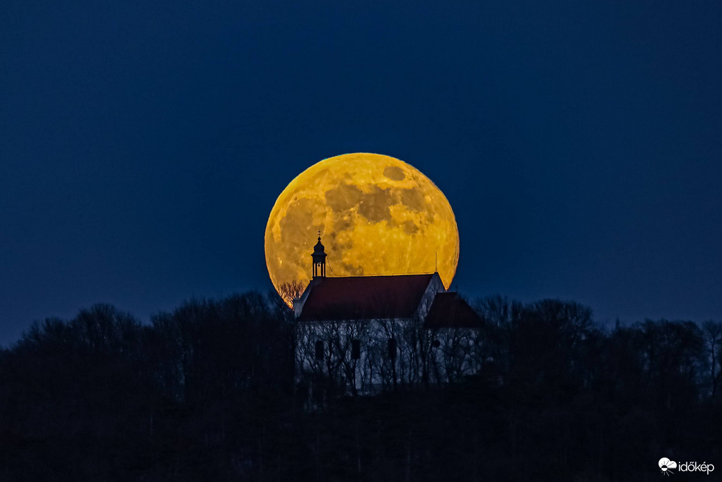 2026 első teliholdja ébred a Boldogasszony kápolna mögött, Pannonhalmán