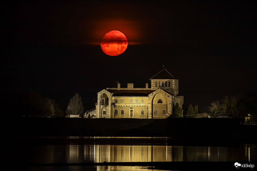 Márciusi növekvő 92%-os Hold nyugszik ma reggel, Tatán