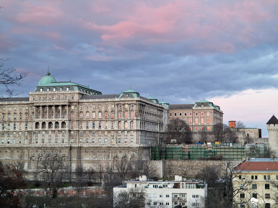 Budai vár rózsaszín fellegekkel