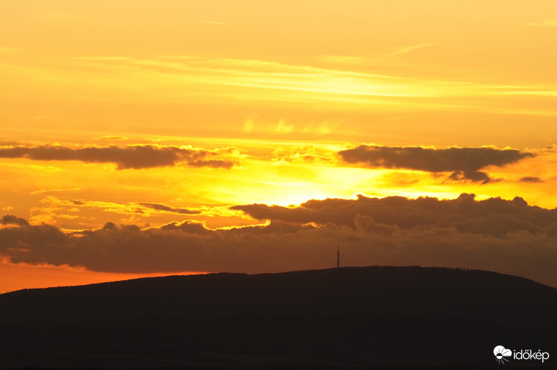 Mai naplemente a Gerecse fölött