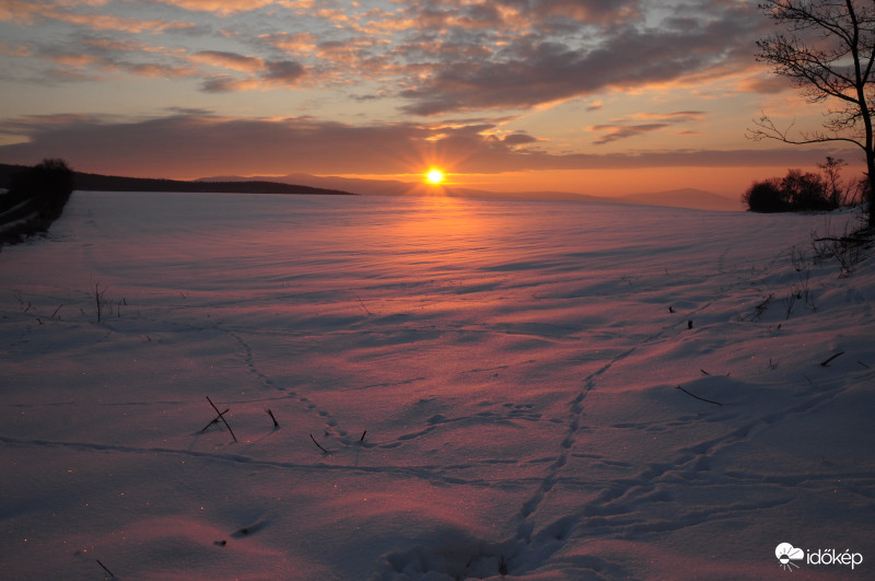 Napkelte egy nógrádi hómező fölött