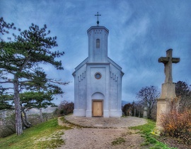 Kápolna a dombtetőn...