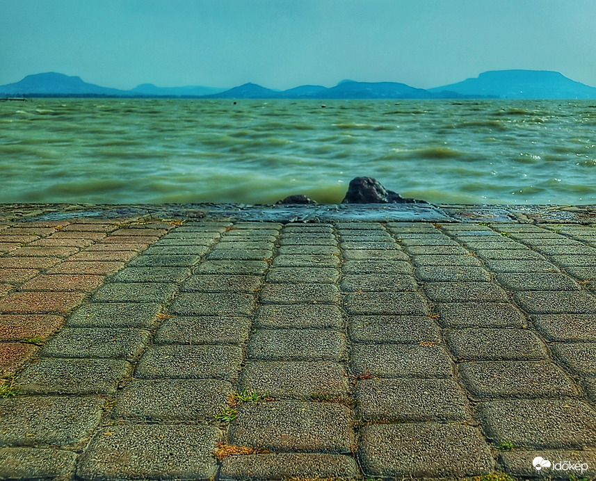 Föltámadott a tenger...