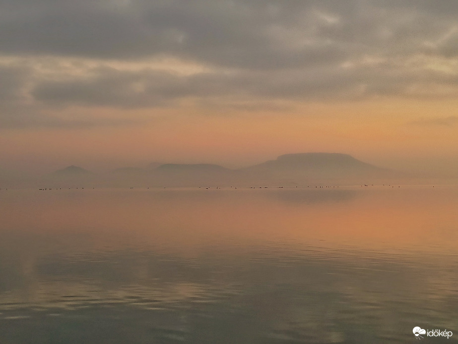 Narancsos párapaplan úszó tanúhegyek