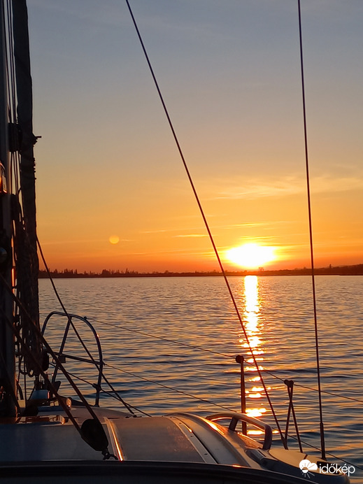 Naplemente a Balatonon vitorlásról 