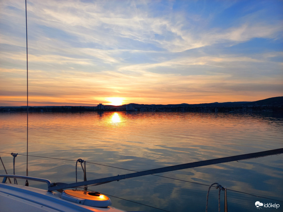 Naplemente a Balatonon vitorlásról