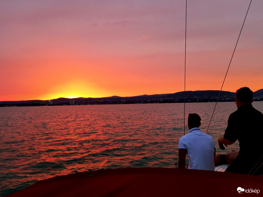 Naplemente a Balaton közepén vitorlásról