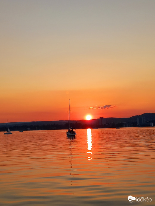 Naplemente a Balatonon közepéről